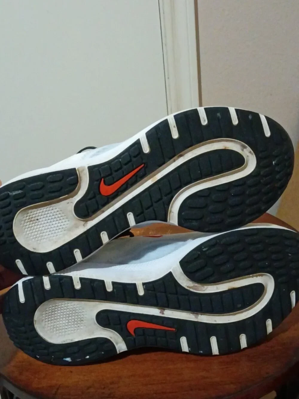 Nike React Escape Run Women's Size 8.5 White Black Gold Running Shoes CV3817-103 - Picture 3 of 13